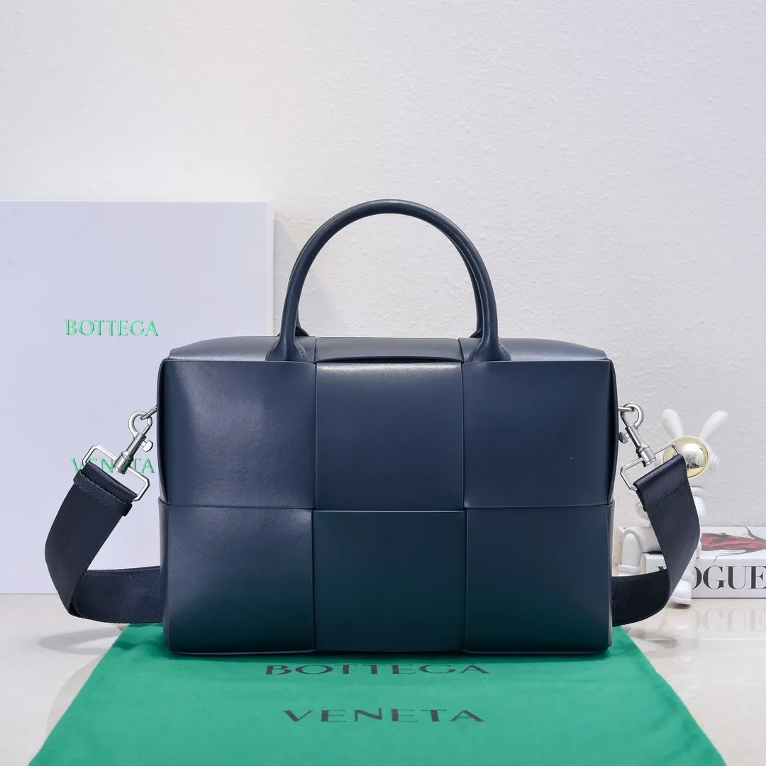 Batch 1880 Bottega Veneta large-lattice men's briefcase. The briefcase is a "value-for-money equipment" that all boys must have as soon as they step out of school. Whether you need to go to the office or go out to discuss business, nothing can better reflect your good taste and financial strength than a simple and elegant briefcase. It can be carried on one shoulder or cross-body to meet your different needs. The capacity is also super 🉑️ Style number: 6801 Size: 36*24*7.5cm